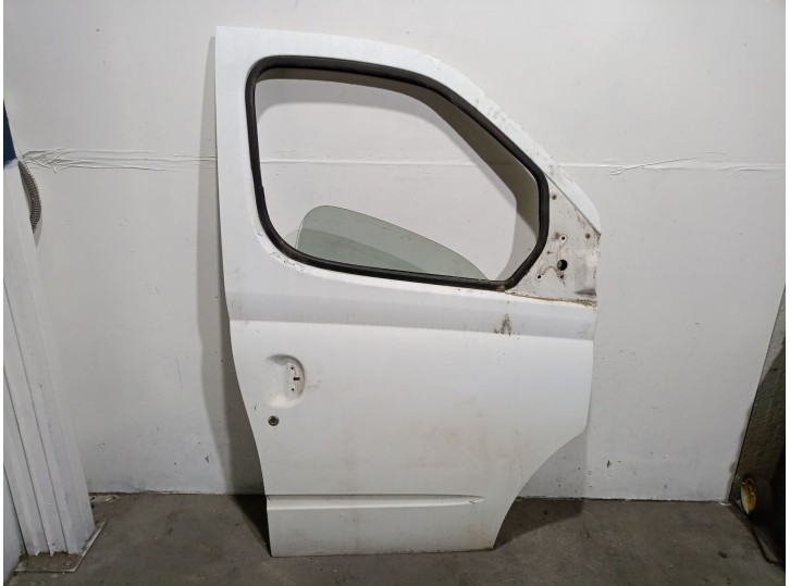 Recambio de puerta delantera derecha para maxus 3.9t 17s 120 m-bus vespino 130e referencia OEM IAM 5610914  