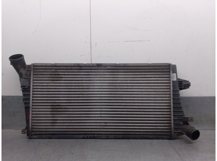 Recambio de intercooler para maxus 3.9t 17s 120 m-bus vespino 130e referencia OEM IAM 526000031  