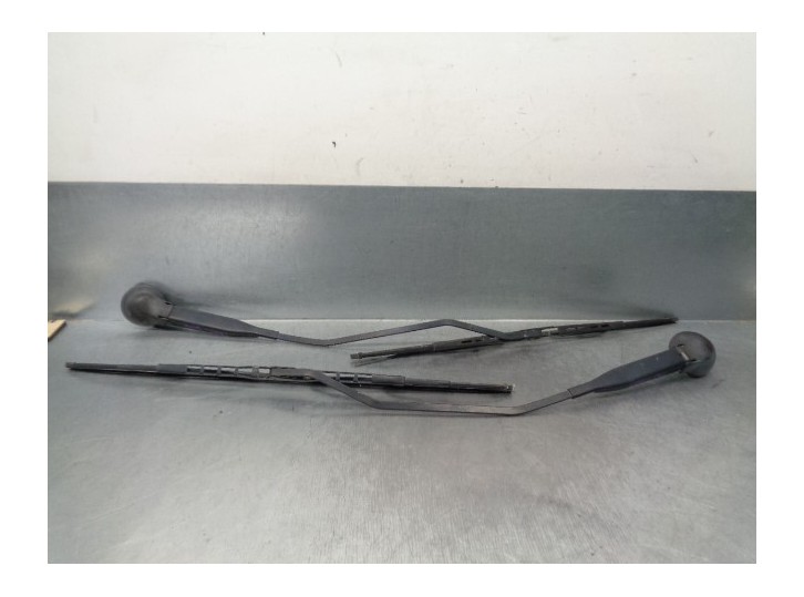 Recambio de brazo limpia delantero derecho para smart coupe básico (45kw) referencia OEM IAM 0001221V005  