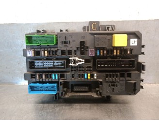 Recambio de caja reles / fusibles para opel zafira b 1.7 16v cdti referencia OEM IAM 13268286 HELLA