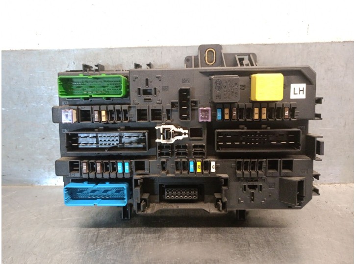 Recambio de caja reles / fusibles para opel zafira b 1.7 16v cdti referencia OEM IAM 13268286 HELLA