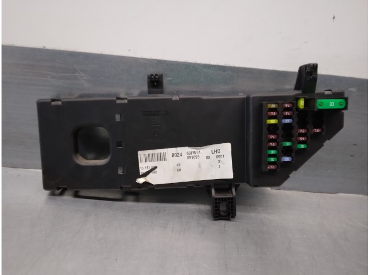 Recambio de caja reles / fusibles para opel vectra c berlina 2.0 dti referencia OEM IAM 13181984 