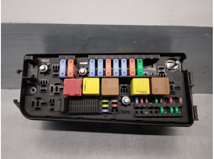 Recambio de caja reles / fusibles para opel vectra c berlina 2.0 dti referencia OEM IAM 13187505 