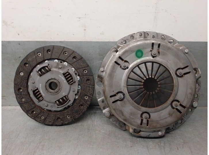 Replacement clutch kit for Renault Clio II Phase I (B/CBO) 1.6 OEM IAM reference 7700112672 LUK
