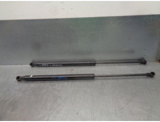 Replacement trunk / tailgate shock absorbers for Hyundai Elantra (XD) 2.0 CRDi Comfort (4-door) OEM IAM reference 