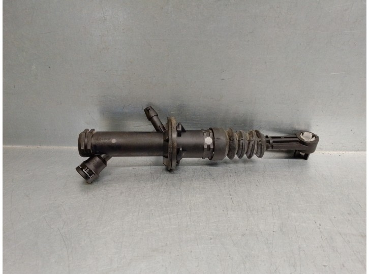 Recambio de bomba embrague para renault megane iii coupe 1.2 tce referencia OEM IAM 306101808R  