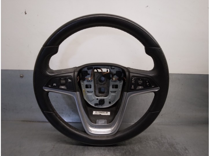 Recambio de volante para opel astra j sports tourer 1.7 16v cdti referencia OEM IAM 13351022 