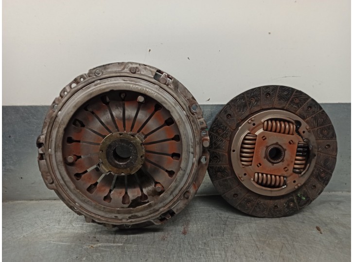 Replacement clutch kit for Peugeot 607 (S1) 2.2 HDi FAP CAT OEM IAM reference 205260 