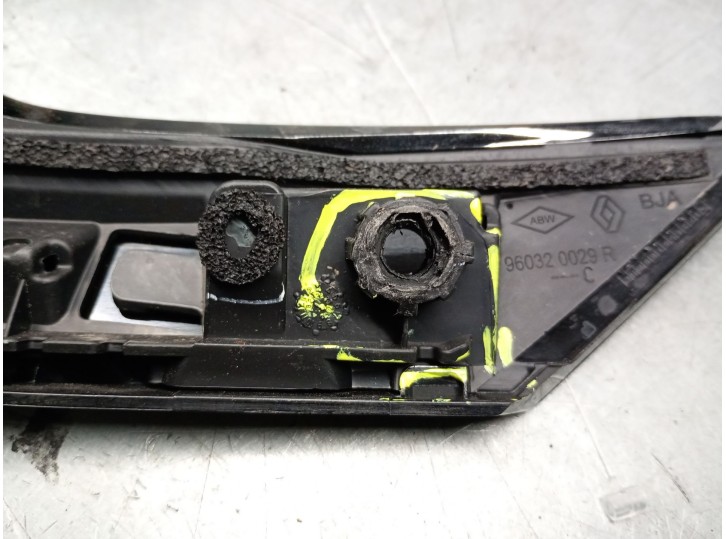 Recambio de molduras traseras para renault clio v (b7_) 1.6 e-tech 140 (b7mu) referencia OEM IAM 960320029R 960320029R 