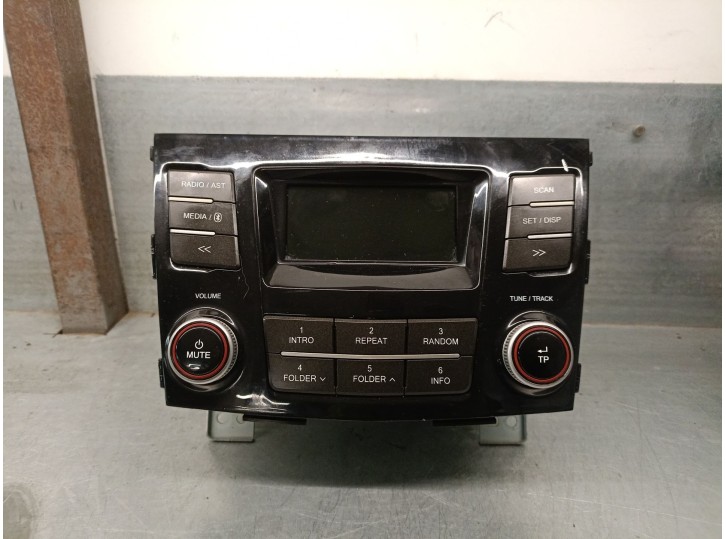 Replacement audio system / radio CD for SsangYong XLV SUV e-XGi 160 OEM IAM reference 8911035000 