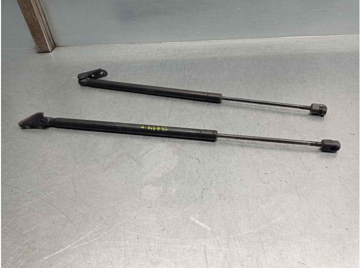 Replacement trunk / tailgate shock absorbers for Toyota Corolla Verso (R1) 2.2 D-4D luna OEM IAM reference 689600F011 