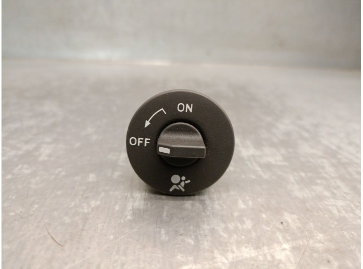 Recambio de boton airbag para renault twingo ii (cn0_) 1.5 dci 75 referencia OEM IAM 681995427R 681995427R 