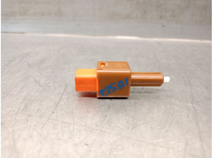 Recambio de interruptor para mitsubishi mirage / space star vi hatchback (a0_a) 1.2 referencia OEM IAM 8614A168 8614A168 