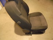Recambio de asiento delantero izquierdo para peugeot 3008 referencia OEM IAM 4019858 TELA NEGRA Y GRIS 5 PUERTAS
