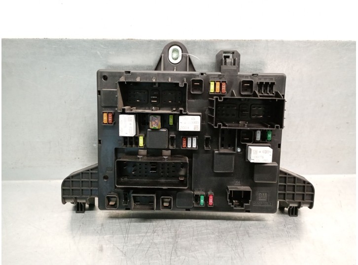 Recambio de caja reles / fusibles para opel zafira tourer 1.6 cdti dpf referencia OEM IAM 13449202 