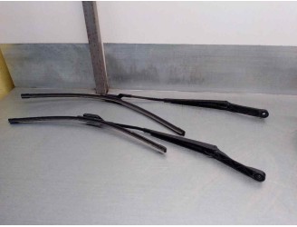 Recambio de brazo limpia delantero derecho para opel astra j lim. 1.7 16v cdti referencia OEM IAM 13289888 13289887 