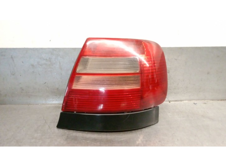 Replacement rear right tail light for Audi A4 B5 (8D2) 1.9 TDI OEM IAM reference 8D0945112D 8D0945112D 