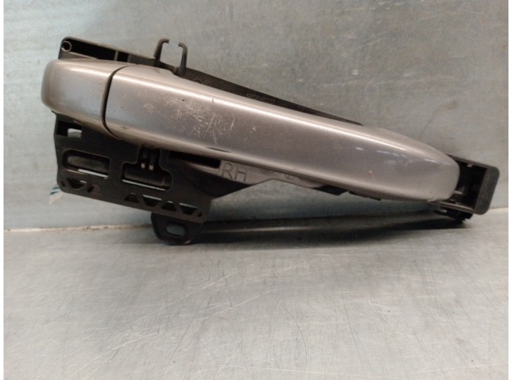 Recambio de maneta exterior delantera derecha para renault captur ii referencia OEM IAM 806068654R 5 PUERTAS