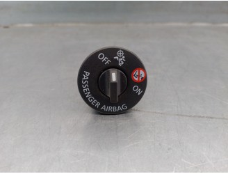 Recambio de boton airbag para renault captur ii referencia OEM IAM 681991670R  