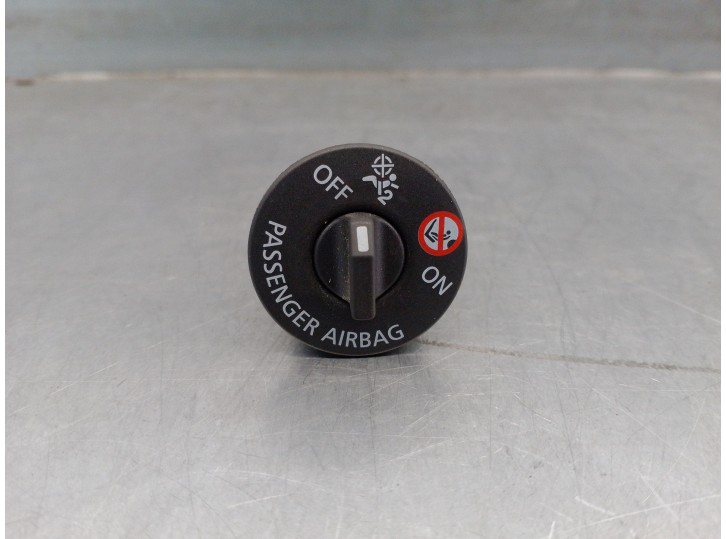 Recambio de boton airbag para renault captur ii referencia OEM IAM 681991670R  