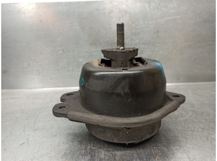 Replacement right engine mount for Renault Espace IV (JK0) 2.2 dCi turbodiesel OEM IAM reference 8200052028 