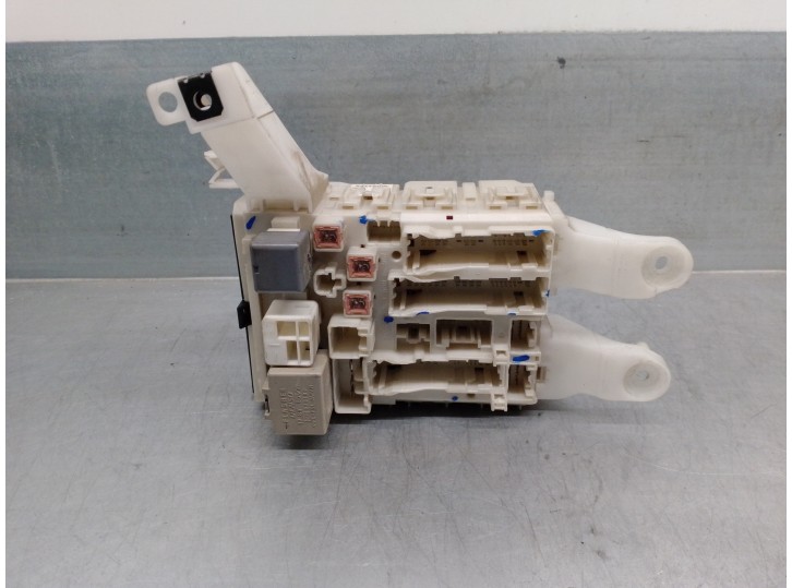 Recambio de caja reles / fusibles para toyota auris 1.4 turbodiesel cat referencia OEM IAM 8273002150A 