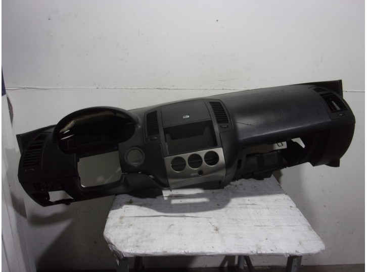 Recambio de salpicadero para nissan altima referencia OEM IAM 68200ZB011 NEGRO 