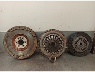 Replacement clutch kit for Peugeot 208 1.2 12V VTi OEM IAM reference 9671404980 