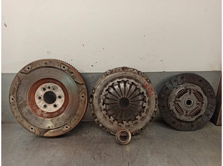 Replacement clutch kit for Peugeot 208 1.2 12V VTi OEM IAM reference 9671404980 