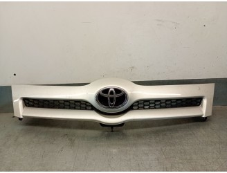 Recambio de rejilla delantera para toyota corolla verso (r1) 2.2 turbodiesel cat referencia OEM IAM 531110F020 531110F901 