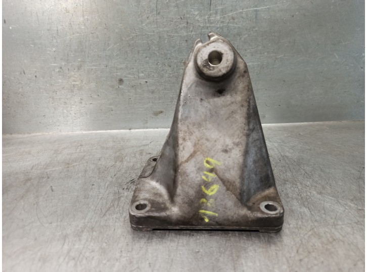 Replacement engine mount for Mercedes-Benz C-Class (W202) Sedan 2.5 20V Turbodiesel CAT OEM IAM reference 6042230004 