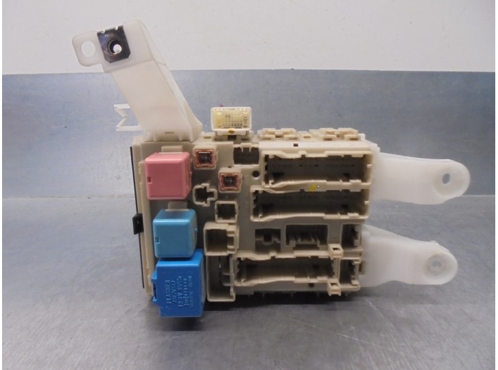 Recambio de caja reles / fusibles para toyota auris 1.6 16v cat referencia OEM IAM 8273002J70 8273002J70A 