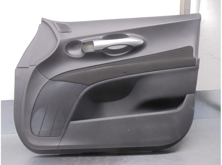 Recambio de guarnecido puerta delantera derecha para toyota auris 1.6 16v cat referencia OEM IAM 67763X1F00 6761002D60 