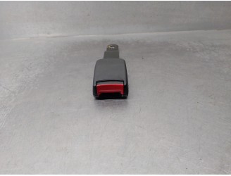 Recambio de enganche cinturon para seat cordoba berlina (6k2) 1.9 tdi referencia OEM IAM 6K0857755C DELANTERO CENTRAL 2 PUERTAS
