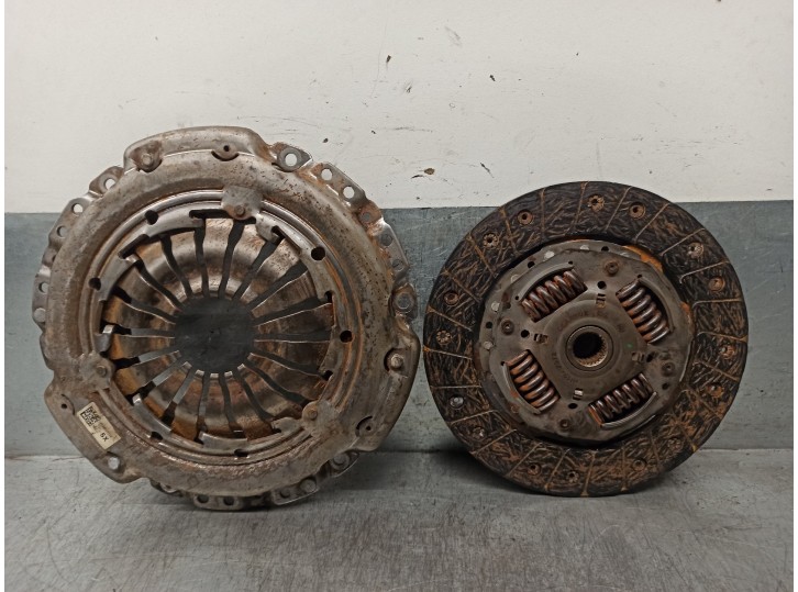 Replacement clutch kit for Renault Clio IV 1.5 dCi diesel FAP OEM IAM reference 302050736R 