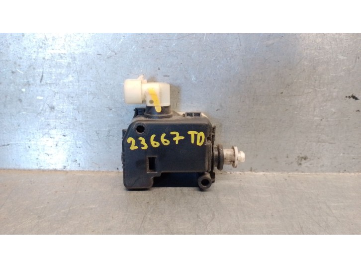 Recambio de motor tapa deposito combustible para opel astra j lim. 1.7 16v cdti referencia OEM IAM 13501151 