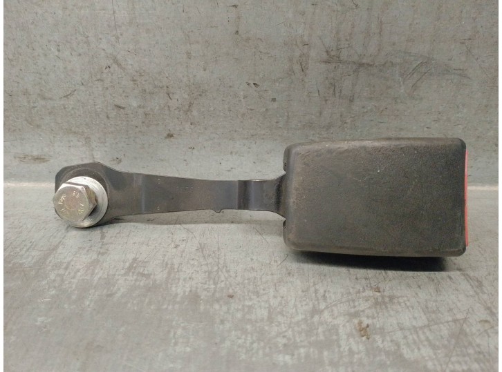 Recambio de enganche cinturon para skoda felicia berlina ( 791) 1.3 referencia OEM IAM 6U0857756A DEL DER. 5 PUERTAS