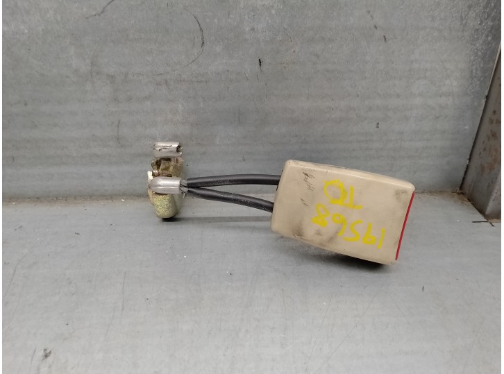 Recambio de enganche cinturon para skoda superb (3u4) 1.9 tdi referencia OEM IAM 3B0857740D TRA DER 4 PUERTAS