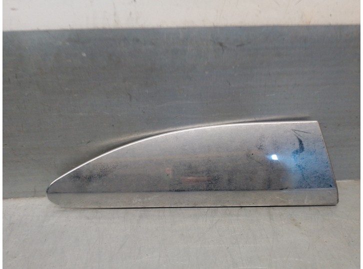 Recambio de molduras traseras para citroën ds3 1.2 12v e-thp referencia OEM IAM 9800069377  