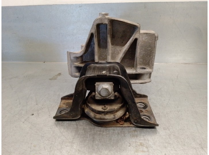 Replacement right engine mount for Renault Clio III 1.4 16V OEM IAM reference 8200269695 