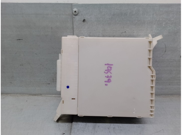 Recambio de caja reles / fusibles para lexus is 200 (ds2/is2) d-cat referencia OEM IAM 8273053050 