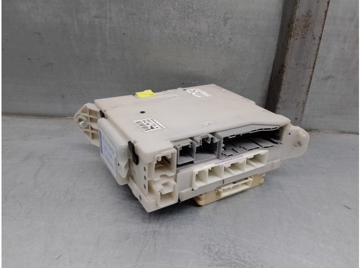 Recambio de caja reles / fusibles para lexus is 200 (ds2/is2) d-cat referencia OEM IAM 8273053022  