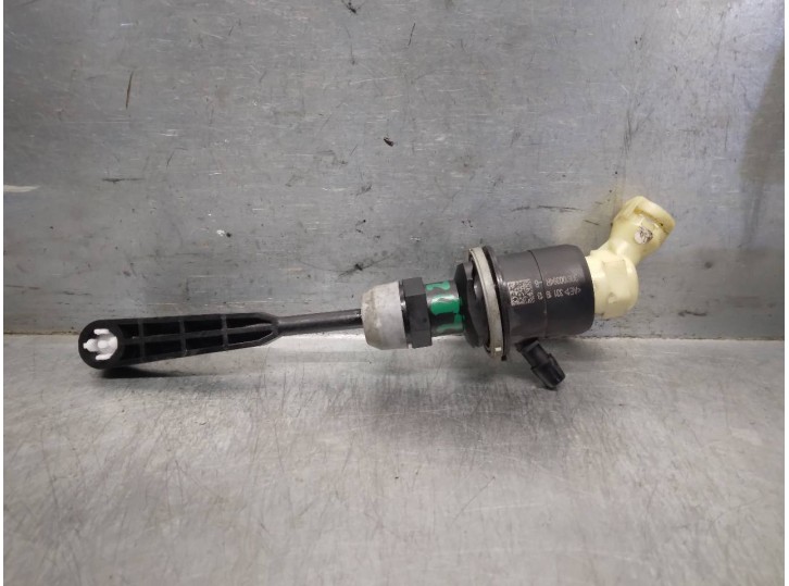 Recambio de bomba embrague para dacia sandero ii 1.5 blue dci diesel fap cat referencia OEM IAM 306100394R  