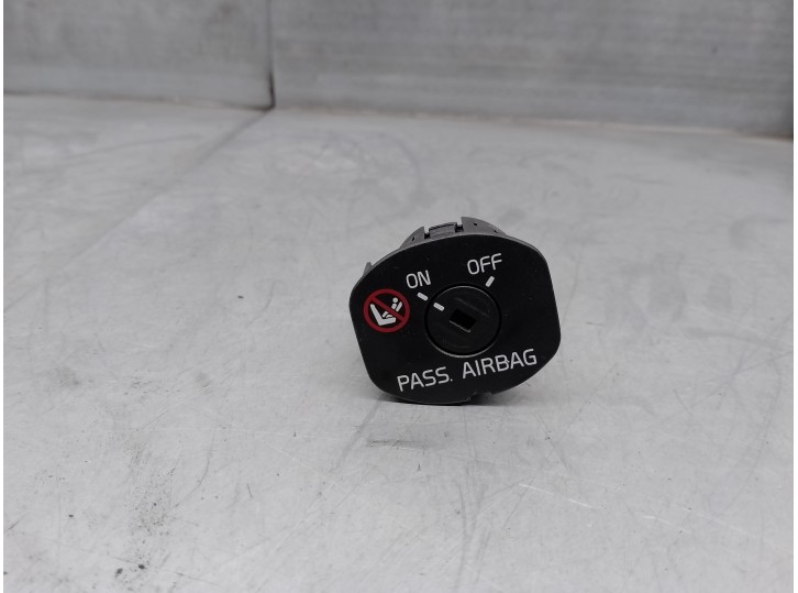 Recambio de boton airbag para volvo v60 kombi 2.0 diesel cat referencia OEM IAM 30795214  