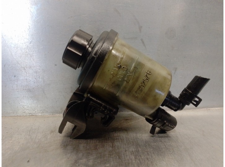 Replacement servo reservoir for Volvo V60 Kombi 2.0 diesel cat OEM IAM reference 31302576 31302576 