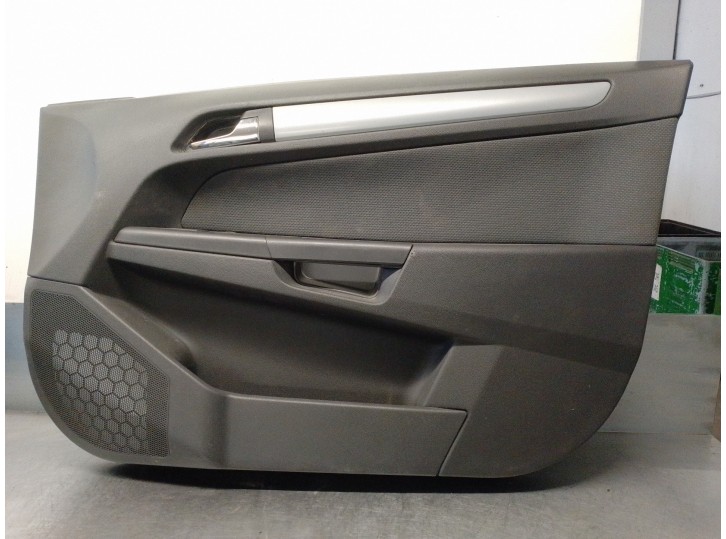 Recambio de guarnecido puerta delantera derecha para opel astra h berlina 1.6 16v referencia OEM IAM 13153882 