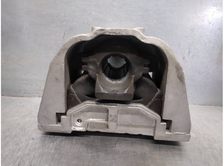 Replacement right engine mount for Volkswagen Bora Saloon (1J2) 1.9 TDI OEM IAM reference 1J0199262BE 