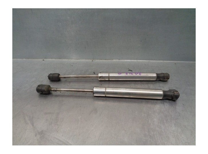 Replacement boot / tailgate struts for Volkswagen Bora Saloon (1J2) 1.9 TDI OEM IAM reference 3B5827550E 