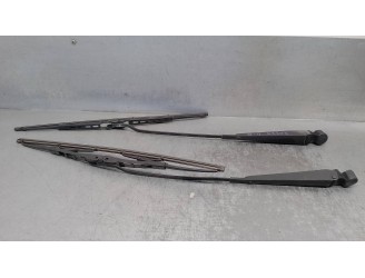 Recambio de brazo limpia delantero derecho para ford fiesta berl./courier 1.1 cat referencia OEM IAM 89FG17526  