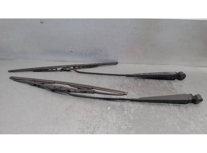 Recambio de brazo limpia delantero derecho para ford fiesta berl./courier 1.1 cat referencia OEM IAM 89FG17526  